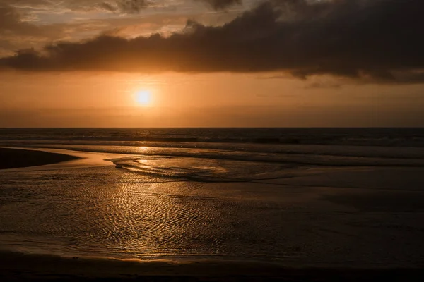 Dramáticas nubes de puesta de sol reflejadas en el mar de agua . — Foto de Stock