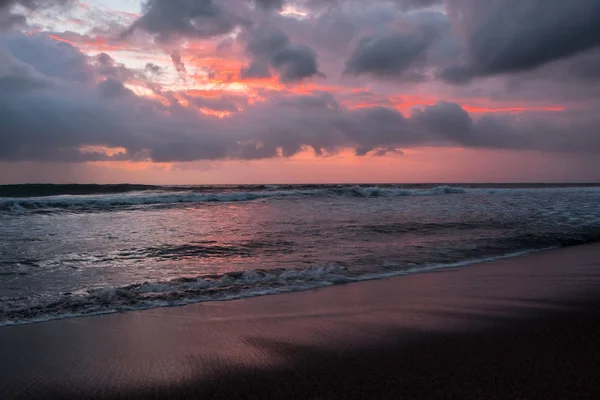 Drámai golden sunset felhők tükrözik a víz-tenger. — Stock Fotó