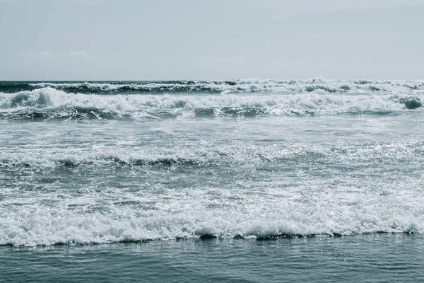 ビッグ サーフ海の波。青い海の水の背景 — ストック写真