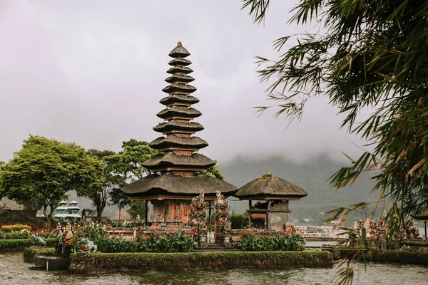 Ulun Danu Bratan (Pura Ulu Danau) tempel. Beroemde plek — Stockfoto