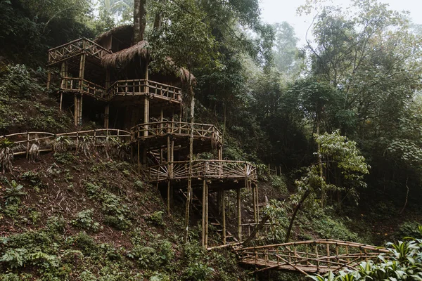 Casa de cascalho de bambu de madeira na floresta. Filme cor tonificada filtro — Fotografia de Stock