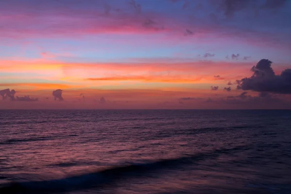 Dramatic pink sunset clouds over water sea. — Stock Photo, Image