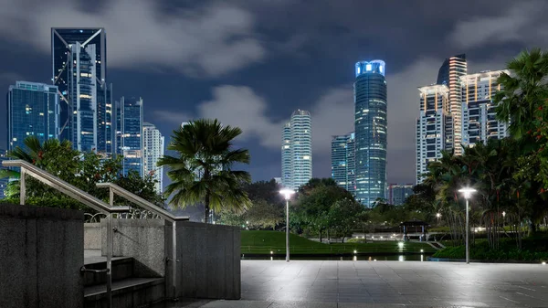 Бізнес району downtown тло, хмарочосів знайшло своє відображення у воді. Куала-Лумпур Центральний міський парк вночі — стокове фото