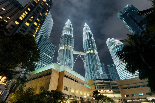 Petronas Twin Towers illuminated at night. Kuala Lumpur City Centre Park — Stock Photo, Image