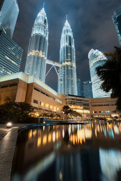 Petronas Twin Towers reflected in water. Kuala Lumpur City Centre Park at night — Stock Photo, Image