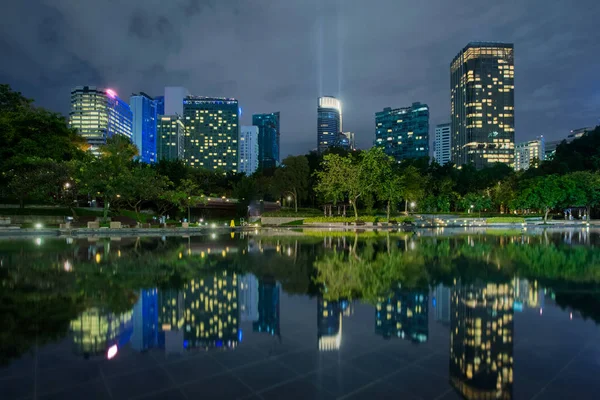 Бізнес району downtown тло, хмарочосів знайшло своє відображення у воді. Куала-Лумпур Центральний міський парк вночі — стокове фото