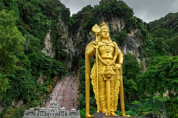 Big golden Lord Murugan statue (Vratvijaya) near entrance to Batu Caves in Kuala Lumpur, Malaysia — Stock Photo, Image