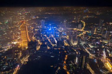 İş gökdelenler gece şehir merkezinde arka plan. Kuala Lumpur Şehir, Malezya Hava siluetinin görünümüne