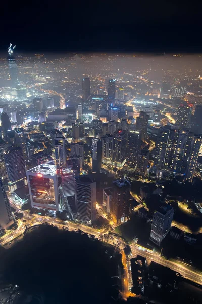 Arranha-céus de negócios noite de fundo centro da cidade. Vista aérea do horizonte para Kuala Lumpur, Malásia — Fotografia de Stock