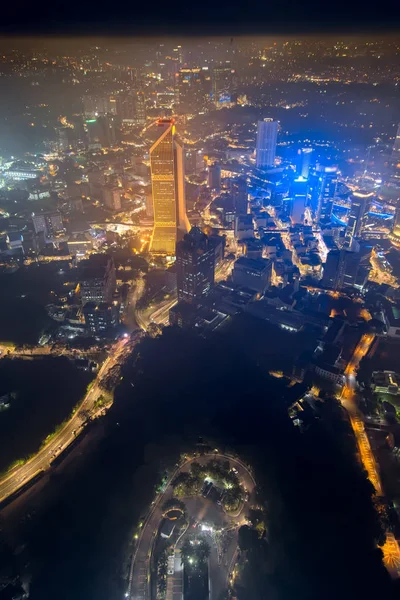 Хмарочоси вночі до центру довідкової бізнесу. Повітряні skyline подання до міста Куала-Лумпур, Малайзія — стокове фото