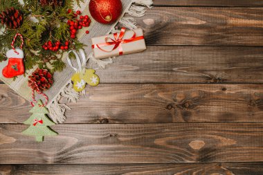 Noel tatili yatıyordu görünümün arka planına düz. Xmas vintage hediye kutusu ile ahşap masa üstünde