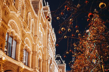 Geceleri aydınlatılan alışveriş merkezi sakız. Moskova, Rusya. Christmas kış dekore edilmiş