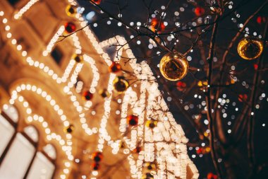 Geceleri aydınlatılan alışveriş merkezi sakız. Moskova, Rusya. Christmas kış dekore edilmiş