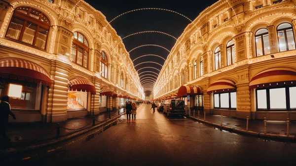 Centro comercial GUM iluminado por la noche. Moscú, Rusia — Foto de Stock