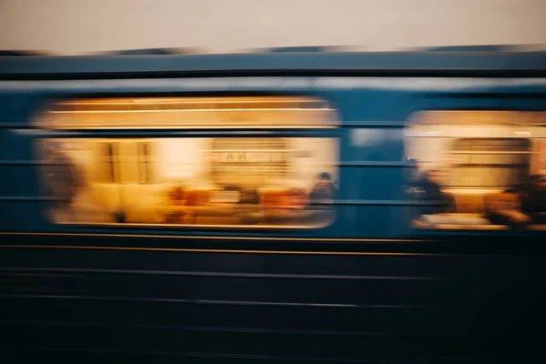 Πόλη του μετρό μετρό μετρό σε γρήγορη κίνηση Θάμπωμα φόντου — Φωτογραφία Αρχείου
