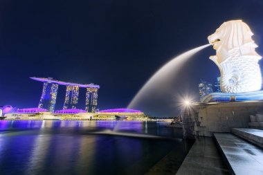 Marina Bay Sands hotel ve Merlion heykeli. Singapur şehir şehir İlçe