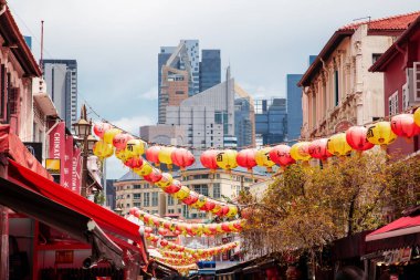 Turistik çarşı Hatıra Eşyası ve Chinatown bölgesinde Çin fenerleri ile. Singapur şehir