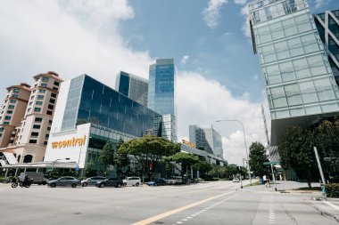 Singapore City güneşli gün, şehir bölgesinde merkezi sokak. Arabalar tek şey yolda