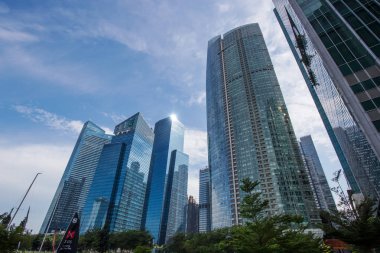 Singapur şehir manzarası manzaraya gündüz. İş şehir bölgesi. Kentsel gökdelenler cityscape