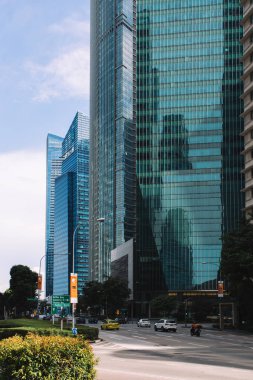 Singapore City güneşli gün, şehir bölgesinde merkezi sokak. Araba yolda