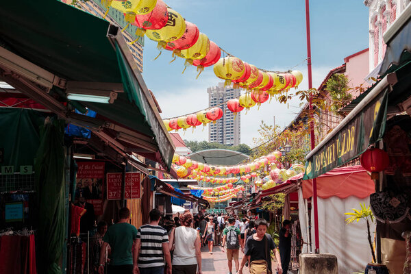 Туристический рынок с сувенирами и китайскими фонарями в Китайском квартале. Сингапур
