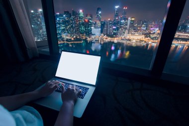 Kadın freelancer dizüstü bilgisayarla ev ofis geceleri çalışıyor. Hava şehir manzarası Görünümü penceresinden. Serbest yaşam tarzı