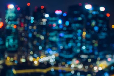 Şehir ışıkları bokeh bulanıklık etkisi geceleri. Odaklanmamış bulanık kentsel arka plan