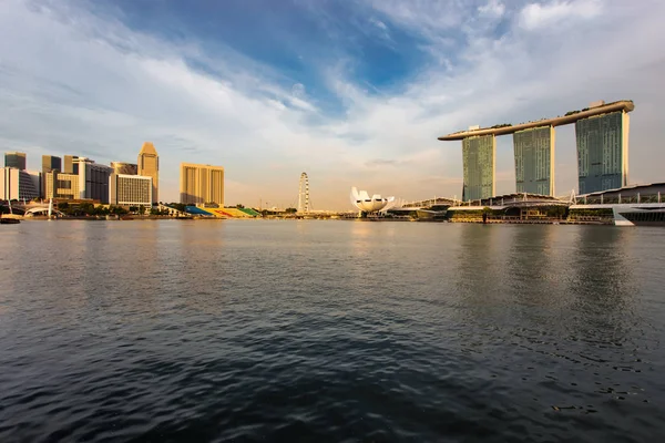 Beroemde bezienswaardigheid Marina Bay Sands hotel weerspiegeld in water bij gouden zonsondergang. Singapore city — Stockfoto