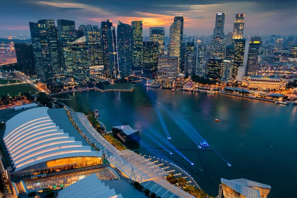 Singapore city skyline. Business district aerial view. Downtown landscape reflected in water at sunset in Marina Bay — Stock Photo, Image