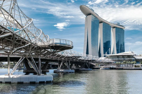 Singapore stad landschap op dag blauwe hemel. Voetgangersbrug Dna in het Marina Bay view — Stockfoto