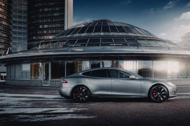 Elektrikli otomobil Tesla Model S P85 gri renk mat vinil sarılmış Park üzerinde duruyor. Yan görünüm