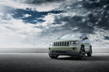 Araba Jeep Grand Cherokee mat vinil sarılmış Park üzerinde duruyor