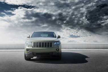 Araba Jeep Grand Cherokee mat vinil sarılmış Park üzerinde duruyor