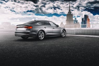 Gri renk mat vinil sarılmış araba Audi A5 üzerinde park duruyor