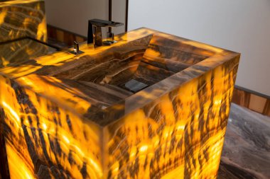 Işıklı parlayan lüks mermer lavabo ve banyo modern musluk