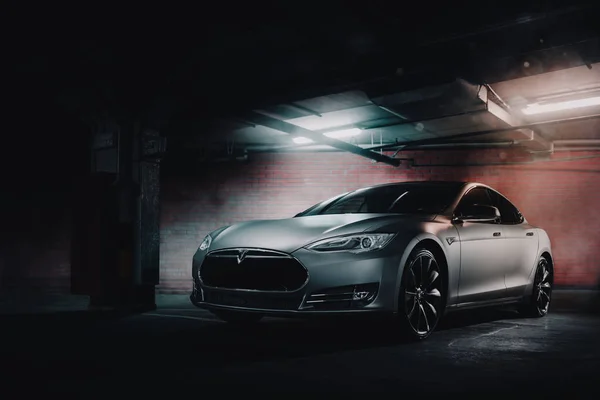 Gri renk mat vinil yer altı otoparkı, elektrikli otomobil Tesla Model S P85 sarılı