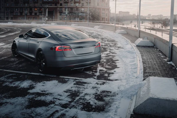 Samochód elektryczny Tesla Model S P85 zawijane w winylu Matowy szary kolor stoi na parkingu. Widok z tyłu — Zdjęcie stockowe