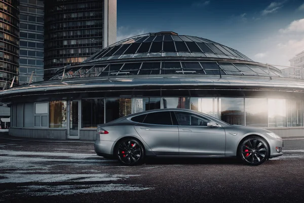 Samochód elektryczny Tesla Model S P85 zawijane w winylu Matowy szary kolor stoi na parkingu. Widok z boku — Zdjęcie stockowe