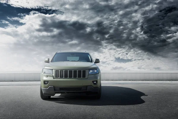 Auto Jeep Grand Cherokee verpakt in mat vinyl staat op de parking — Stockfoto
