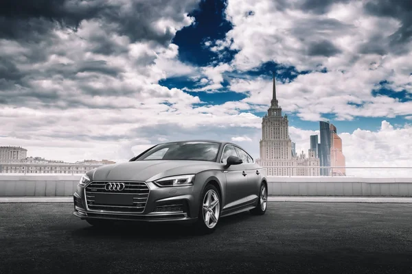 Auto Audi A5 verpakt in grijze kleur mat vinyl staat op de parking — Stockfoto