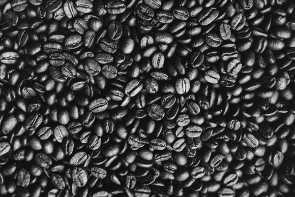 Roasted coffee beans background. Abstract texture pattern. Black and white photo — Stock Photo, Image