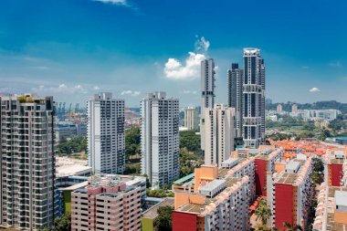 Singapur şehir manzarası manzara mavi gökyüzüne. Kentsel gökdelenler cityscape