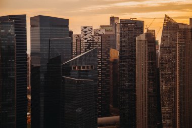 Singapur şehir manzarası. İş bölgesi havadan görünümü. Altın gün batımında Downtown manzara arka planda Marina Bay