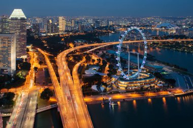 Singapur şehir manzarası. Gece ışıklı şehir için havadan görünümü
