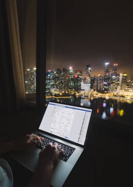 Kadın freelancer dizüstü bilgisayarla ev ofis geceleri çalışıyor. Hava şehir manzarası Görünümü penceresinden. Serbest yaşam tarzı