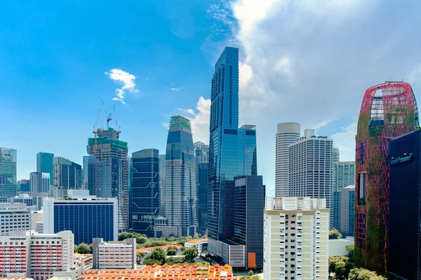 Singapore city skyline landschap bij blauwe hemel. Chinatown en het centrum van de zakelijke districten. Stedelijke wolkenkrabbers stadsgezicht — Stockfoto