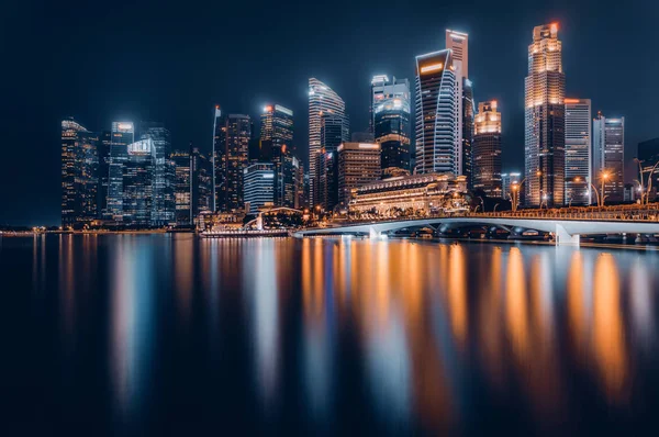 Singapore city skyline. Business district view. Downtown reflected in water at night in Marina Bay. Travel cityscape — Stock Photo, Image