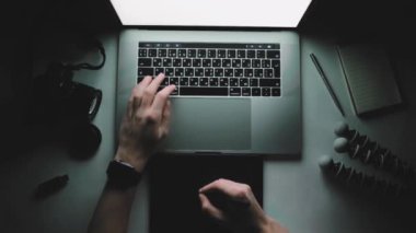 Adam fotoğrafçı dizüstü bilgisayar ve grafik tablet kararınca çalışıyor