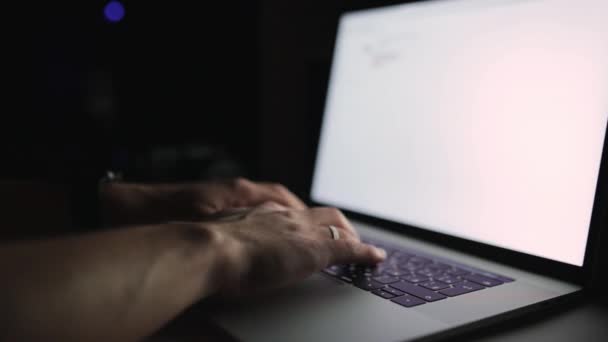 Homem está trabalhando digitação uso laptop computador no escritório em casa à noite escura — Vídeo de Stock