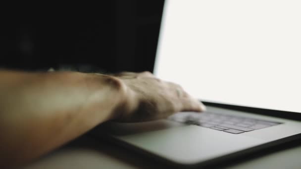 Adam yazarak kullanma dizüstü bilgisayar genel müdürlükte karanlık geceleri çalışıyor — Stok video